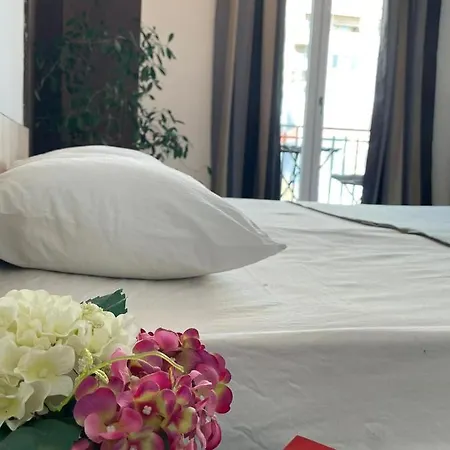 Daire Outstanding 3br Ultracentral Cityview Balcony Aaa Bükreş