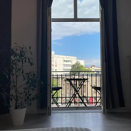 Outstanding 3br Ultracentral Cityview Balcony Aaa *