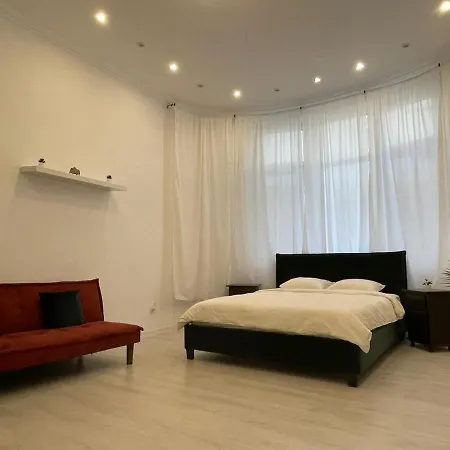 Outstanding 3br Ultracentral Cityview Balcony Aaa *