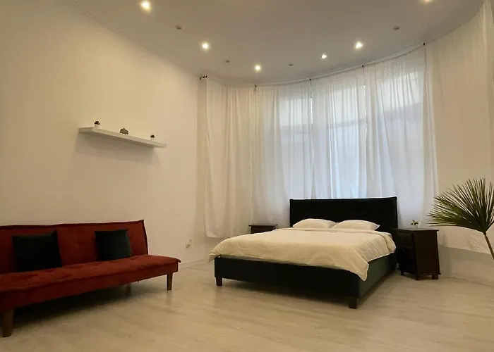 Outstanding 3br Ultracentral Cityview Balcony Aaa *