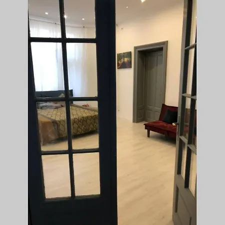 Daire Outstanding 3br Ultracentral Cityview Balcony Aaa Bükreş