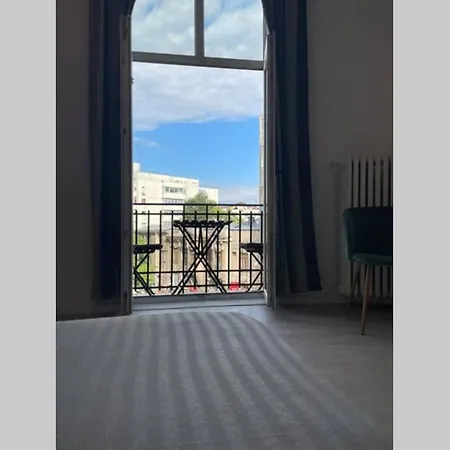 Daire Outstanding 3br Ultracentral Cityview Balcony Aaa