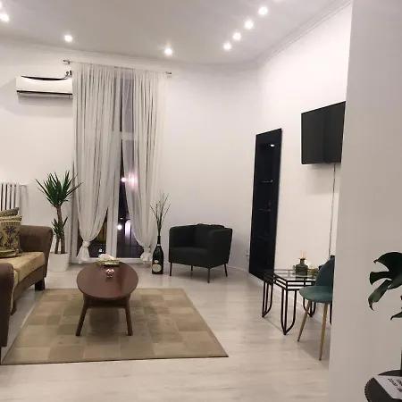Daire Outstanding 3br Ultracentral Cityview Balcony Aaa Bükreş